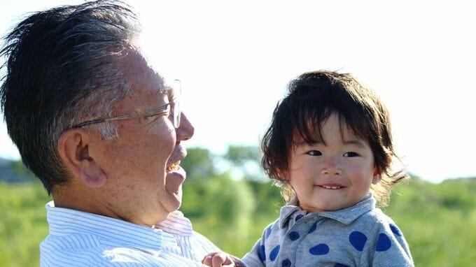 「本当に、みんなに合わせる顔がない……」60歳で定年を迎えたばかりの〈年金見込み216万円〉元サラリーマン、猛省。初孫との愛おしい日々から2年、震える声で「じぃじが全部悪かった」と懺悔した理由【FPが解説】