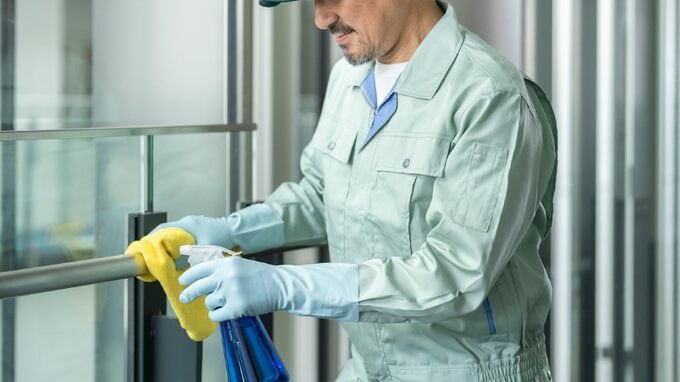 「マニュアル通りやれって言ったでしょ」…〈元年収1,300万円・63歳男性〉が、時給1,100円で怒られながらも清掃バイトを続ける“切実な事情”