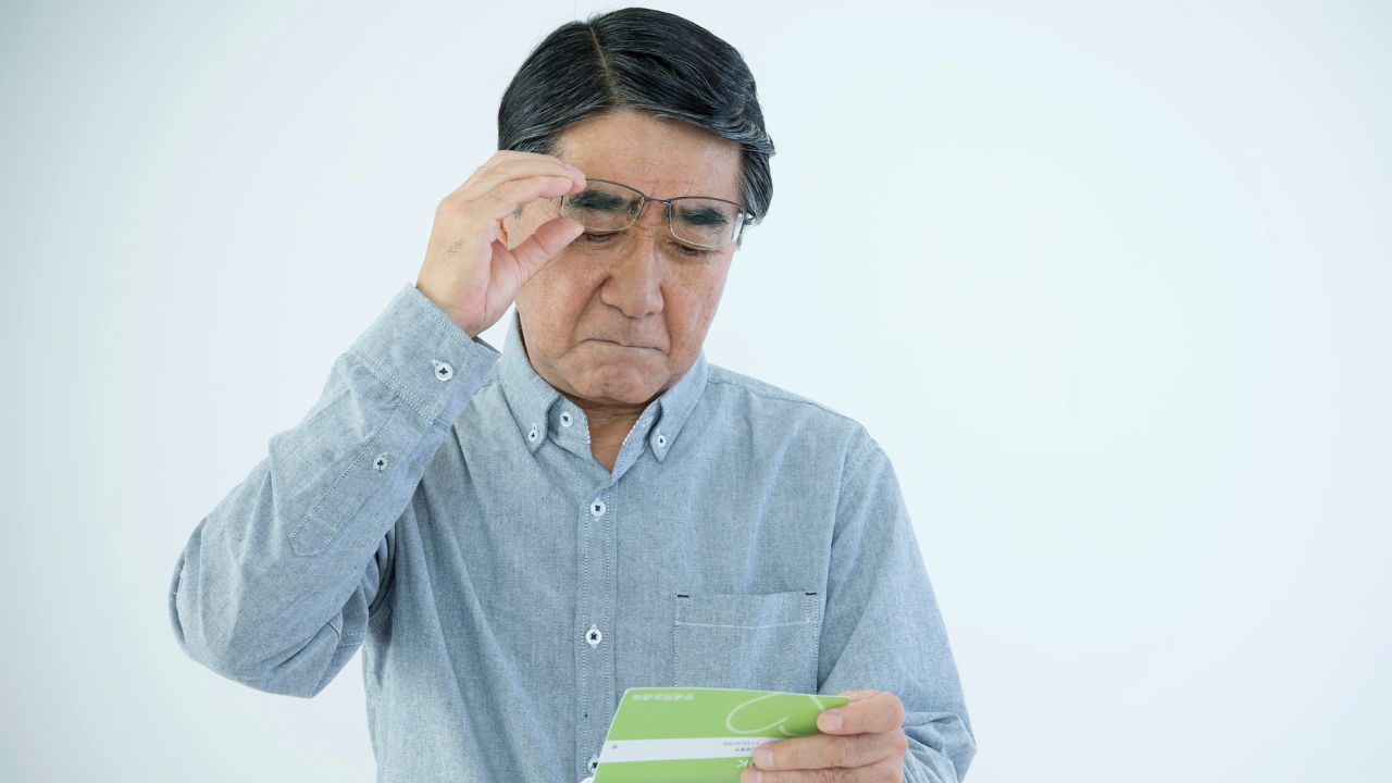 年金に期待するだけ無駄だったな…〈退職金1,200万円〉勤続45年の中小企業で定年を迎えた65歳サラリーマン、初めての「年金振込日」に目の当たりにした「落胆の年金受取額」