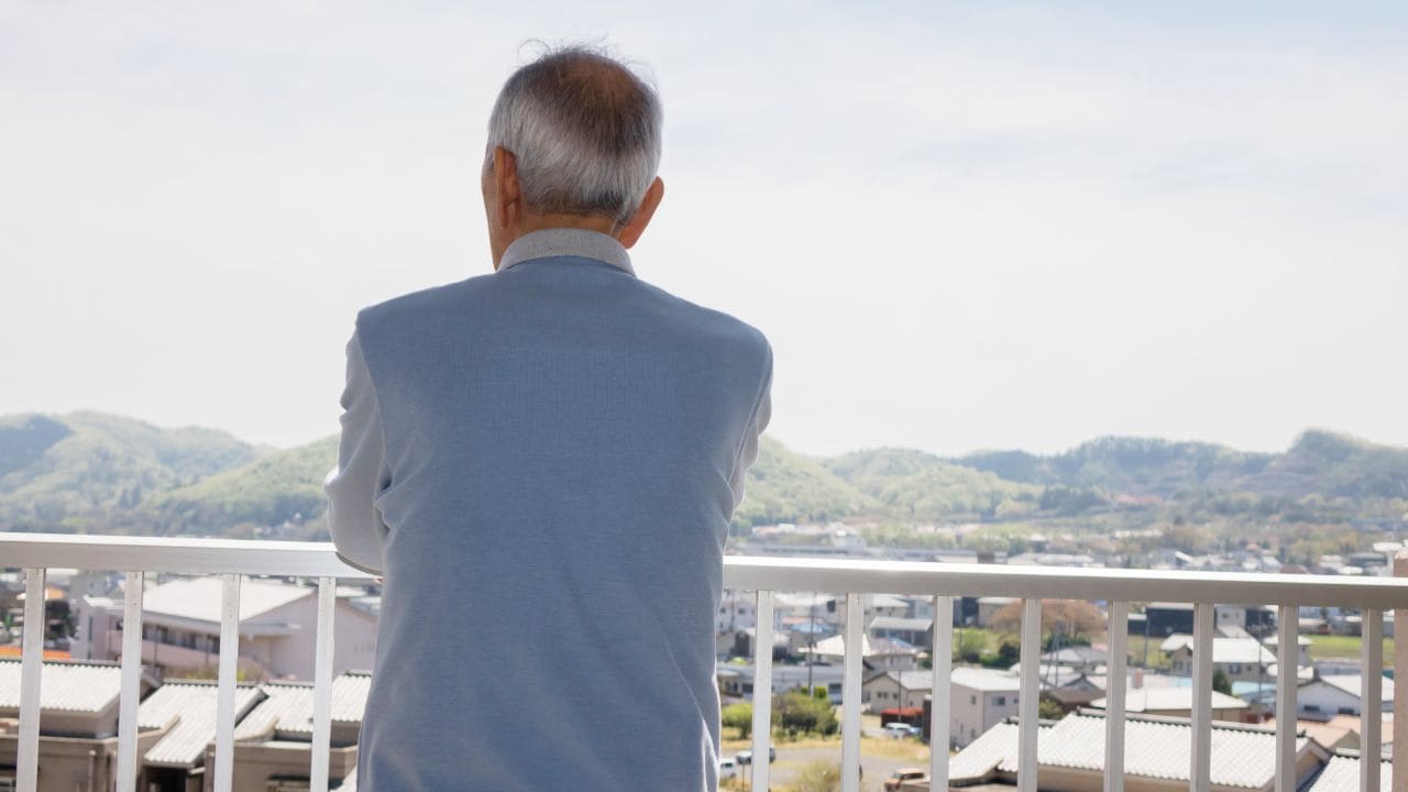 なぜ、こんなことに…「年金月20万円」「貯金3,000万円」老後不安とは無縁の75歳おひとり様男性、マンガ喫茶で寝泊まりすること1週間。余裕の老後が一転した「まさかの理由」
