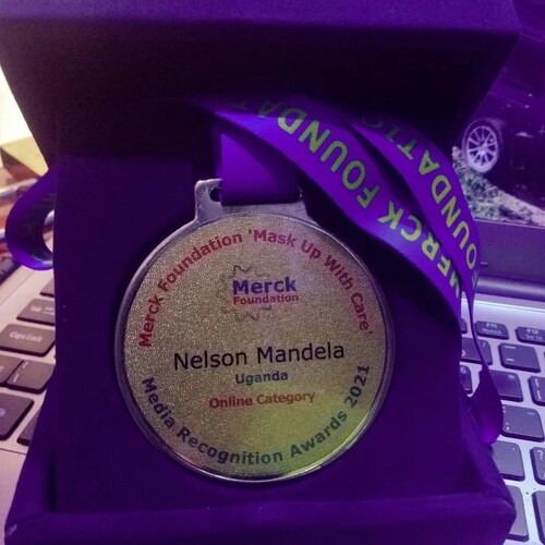 メルク財団からネルソン・マンデラ氏に贈られたメダル