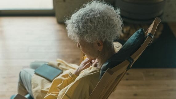 「また監視されてる…」〈築45年・家賃4万円台の団地〉へ引っ越した68歳女性。新しい住まいで心をすり減らした“濃すぎる近所付き合い”