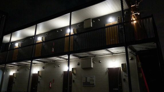 年金暮らし目前の64歳男性、倹約と投資で〈資産1億円超〉到達も「65歳以降もアルバイトする」静かな決意。転機は狭いアパートの冷え切った浴室の床、ひとり昏倒した夜