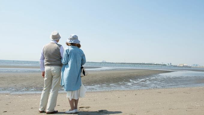「まるで別人のようだった」――年金月21万円・退職金1,200万円、“海辺の町へ移住”した70歳父母に娘が感じた〈違和感〉