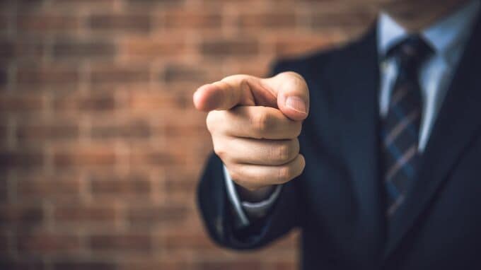 税務調査官「これは外注費では落とせません」→まさかの追徴課税も…知人への仕事のギャラは給与？外注費？〈5つの判定基準〉を税理士が解説