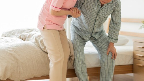 麻痺した身体を受け入れられず……。（※写真はイメージです／PIXTA）