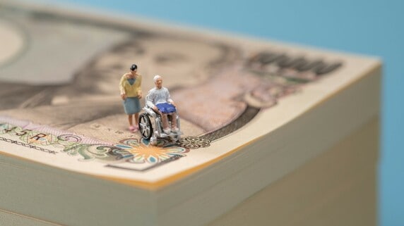 「高齢者は、危険な投資を控えめに」のアドバイスを信じた結果…やらかしがちな「最悪のポートフォリオ」とは【経済評論家が解説】