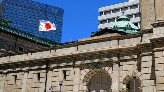 景気がよいのはうれしいが、行き過ぎればインフレリスクも…絶妙なさじ加減が必要な「財政金融政策」、政府・日銀それぞれの担当領域とは【経済評論家が解説】