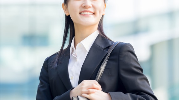 就活生は要注意！同僚の不幸を「ラッキー」と感じる…入社後、あなたを蝕む「相対評価」のヤバい罠