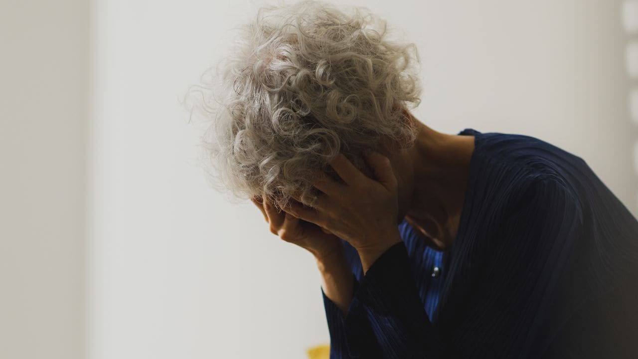 「愚かでした…」〈年金月15万円〉81歳母、印鑑と通帳を預けた54歳息子から「もう一銭もない！」と逆ギレされ茫然