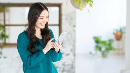 スマホを操作している女性
