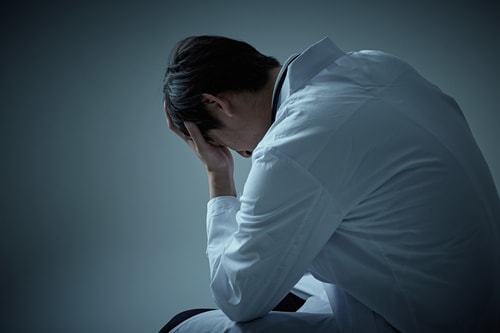  「忙しすぎる」「割りに合わない」… （画像はイメージです／PIXTA）