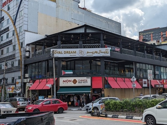 クアラルンプール市内には、パレスチナ国旗が掲げられている店も多く、米国と一線を画していることを感じることも多い。撮影：小峰