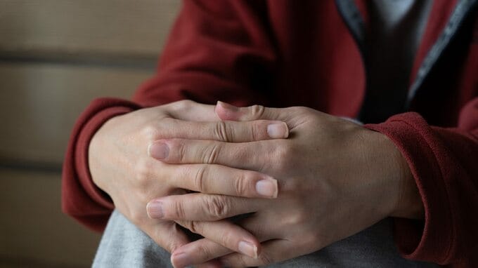 「結婚しないの？」親戚のひと言に心が折れた…年収600万円・貯金4,200万円の43歳独身男性が“実家に居続ける本当の理由”