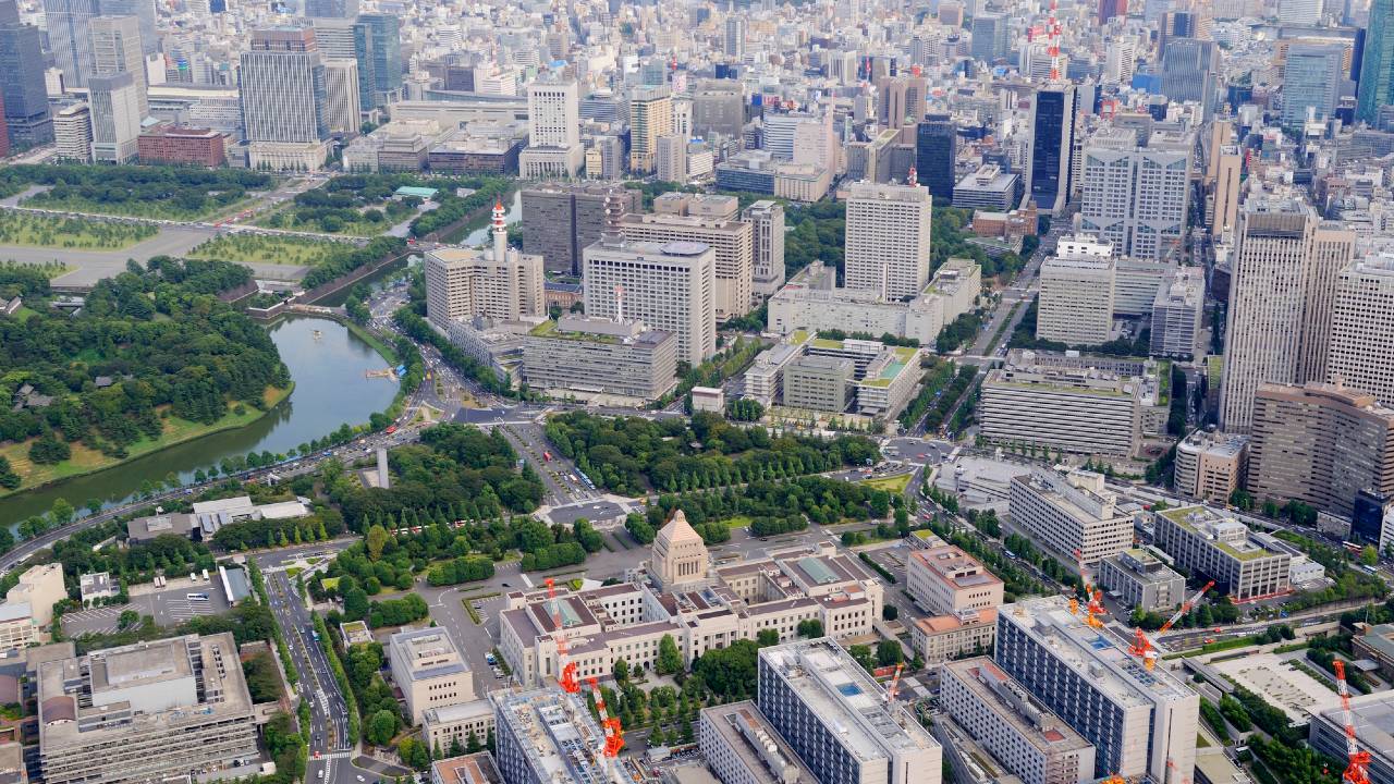 「国家公務員」の給与は?生涯安泰と言われていたが逆風も…