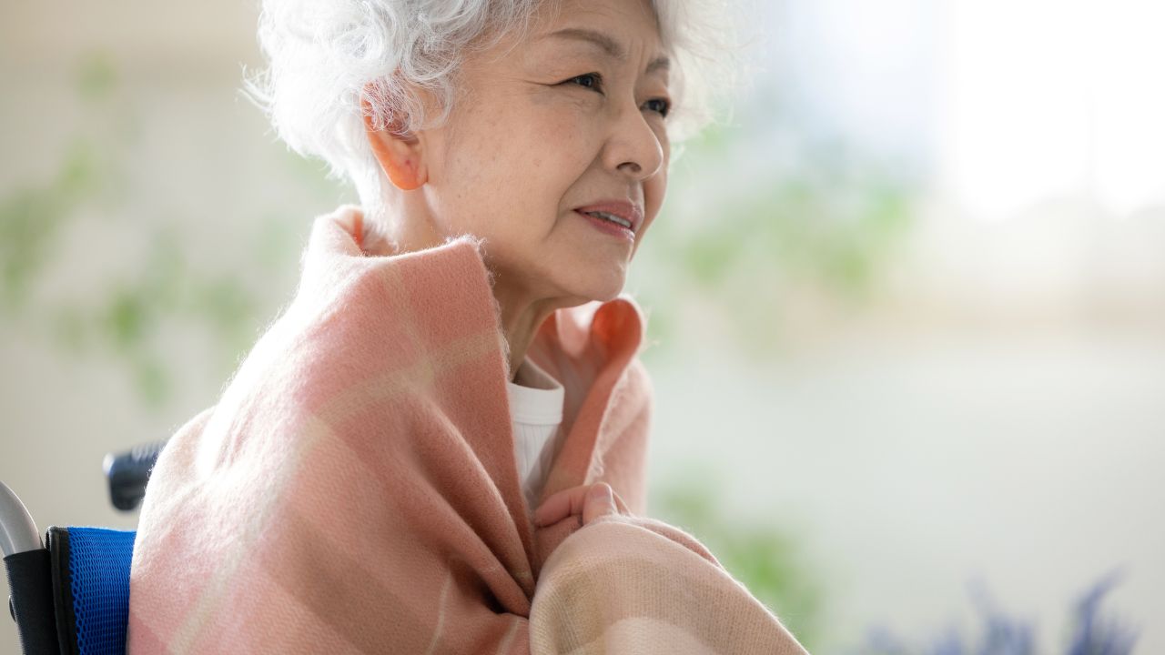 お母さん、ごめん。もう限界なんだ…51歳ひとり息子の懺悔。〈家賃月3万円〉の団地で暮らす75歳母、〈月3万円〉の仕送りが途絶え、寒さに震える極寒の夜