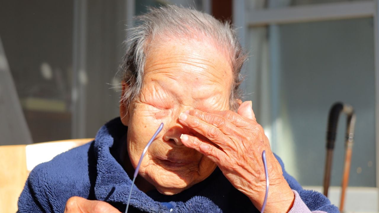 こんなはずじゃなかった…意気揚々と入居した「高級老人ホーム」で泣き崩れる〈年金月15万円〉90歳母。貯金も残りわずか「絶望と後悔」