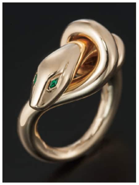 蛇を模したデザインが目を引く、貴金属の装身具K18リング（個人蔵）