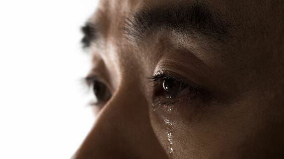 朝まで元気だったのに…享年66歳で妻、急逝。手取り22万円・派遣社員の53歳夫が年金事務所で告げられた「残酷な一言」