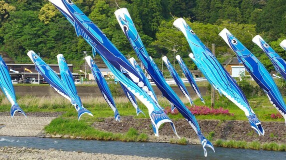 育休推進も…「お金がなくて休めない」日本の父親のツラい現実