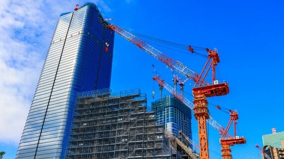 「毎月200万円」の負担も…地政学リスクで「マンション大規模修繕」がストップ。管理組合を追い詰める「不可抗力」という約款の壁【マンション管理士が解説】