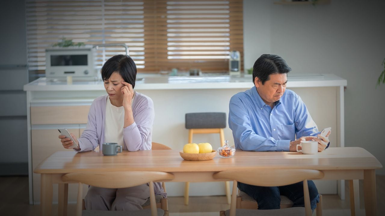 お金の心配はないのだが…〈夫婦で年金月25万円〉築50年・分譲団地暮らしの67歳夫。静まり返った食卓、妻との会話もない毎日