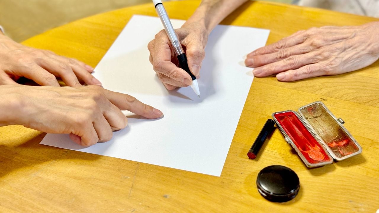 「休みは今日しかないのに…」付き添いで一緒に行った役所の手続き。震える手でサインに手こずる親を見て、子どもがつい放ってしまった〈残酷な言葉〉