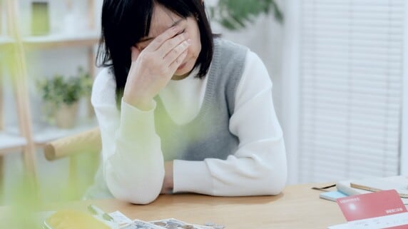 許せません…50代独身会社員女性、年金月額14万円・70代母に身を削って毎月5万円仕送りも、偶然知った「まさかの使い道」に絶句
