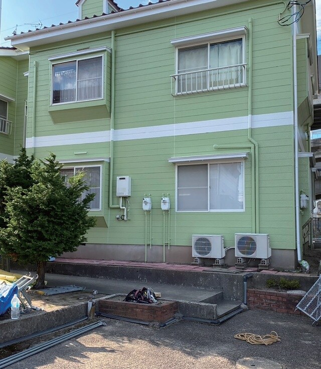 個性を主張できる一方、意外にも街並みに溶け込みやすい色です。塗装から時間が経っても色褪せしにくい点もメリットですが、薄いと汚れが目立ちやすく、あまりに濃いと周囲の景観から浮いてしまうため注意が必要です。