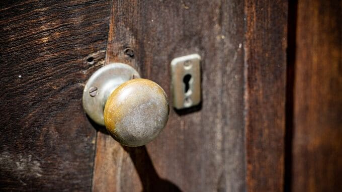 年金月15万円・94歳祖母「“老後”に備えて貯めているの」…24歳孫、見せられた亡き祖父の書斎の「衝撃光景」にドン引きしたワケ【FPが解説】