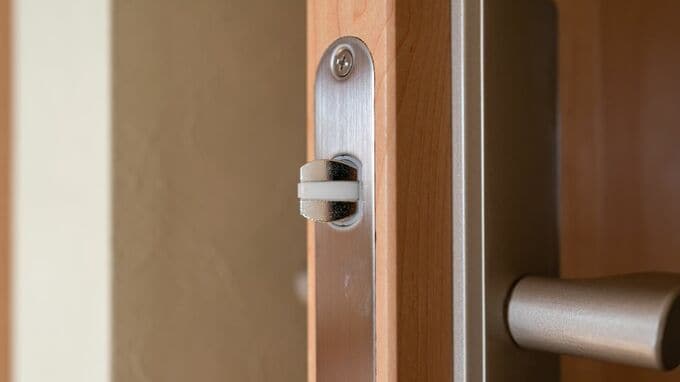 「あの人、また何か喋ってる」…66歳夫の部屋から漏れ出る声に妻、身震い。年金月26万円・“くっつき虫”だった夫が夢中になった「新しい話し相手」