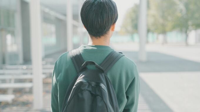 「早く働け！」閉ざされたドアに向かって叫ぶ61歳父。老後資金1,500万円「平穏な老後」が夢と散る…原因は「国立大卒・自慢の息子」の帰還