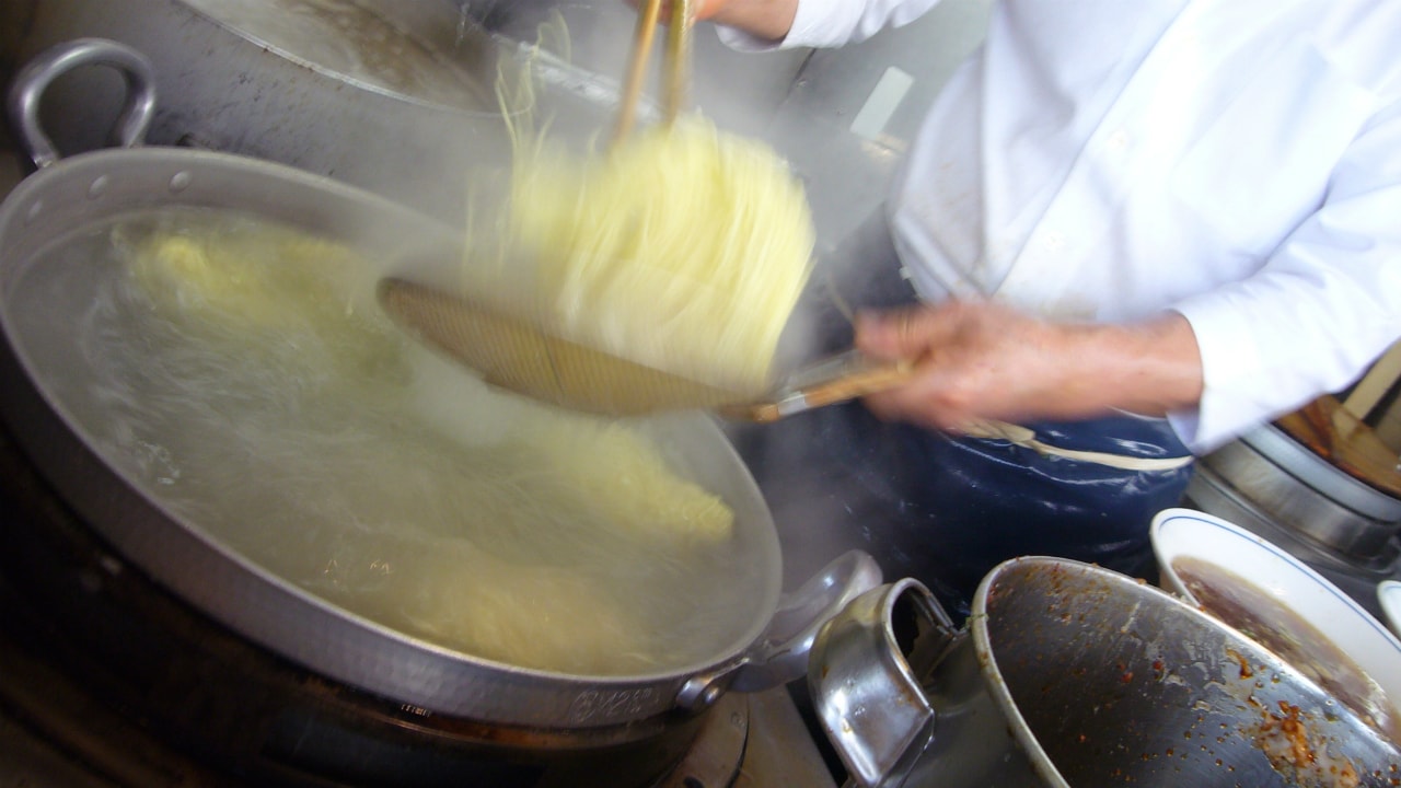 「工場系ラーメン」の魔力…スープ1杯40円で人気店の味も再現