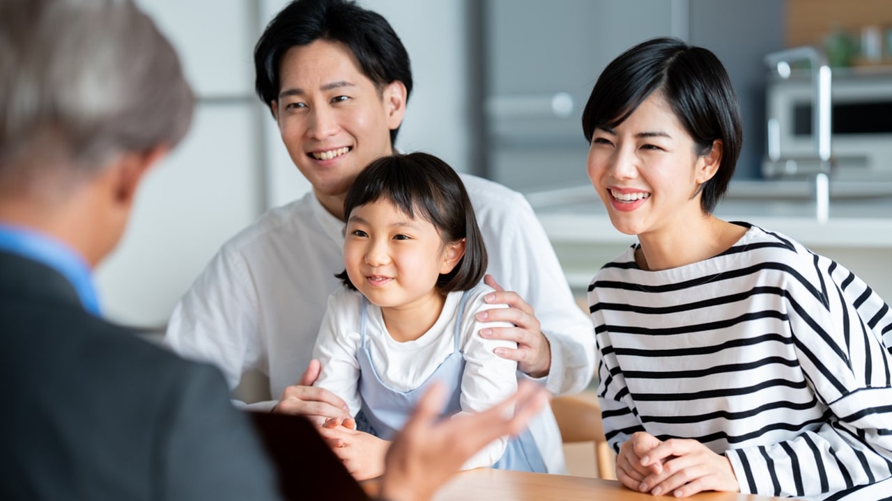 〈世帯年収800万円・貯金500万円〉30代共働き夫婦、教育・マイホーム資金に備える“攻めと守り”の「NISA戦略」【FPが「投資信託」の選び方を解説】