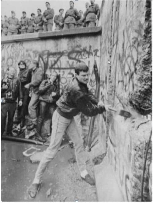 ベルリンの壁を打ち壊す⺠衆