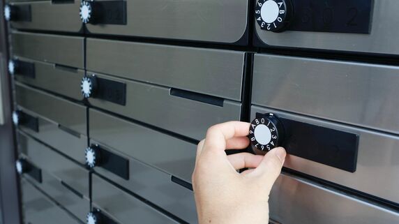 ん？なんだ、この封筒…夢の独立を果たした〈年収700万円〉32歳元会社員、悲鳴。書面に書かれた「恐ろしい事実」