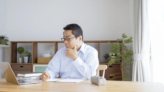 安心はしていられないぞ…氷河期世代の52歳男性、管理職で年収1,000万円の大台突破も「これからの人生」を見据えてとった行動とは？【CFPの助言】