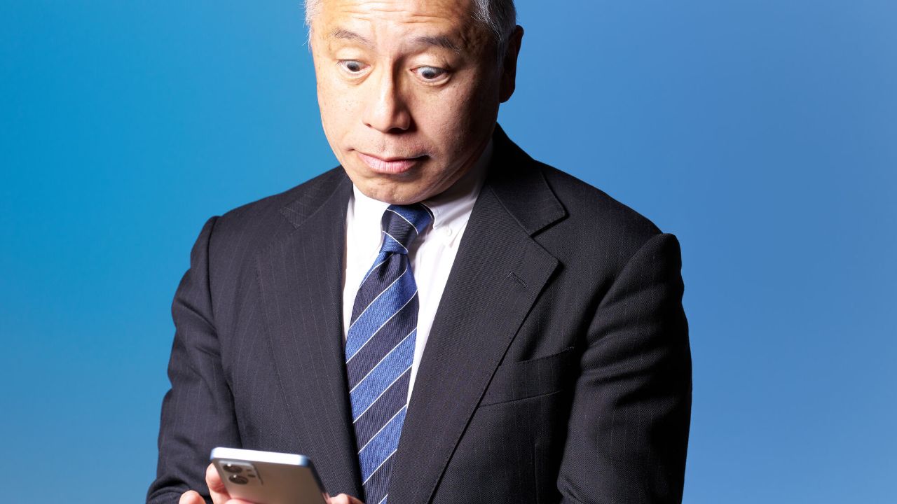 「銀行員が勧めるなら安心だ」退職金3,000万円をすべて注ぎ込んだ60歳男性。3年後、アプリを見て「ウソだろ…」と絶句したワケ