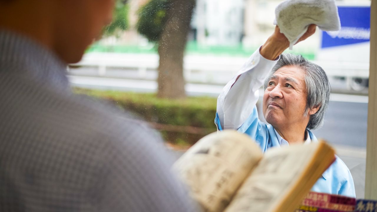年金を繰り下げて増やしたけど、バイトしてる…〈時給1,080円・週5〉で働く72歳男性、年金42％増で〈月15万円受給〉でもギリギリの厳しい老後「先がまったくみえません」