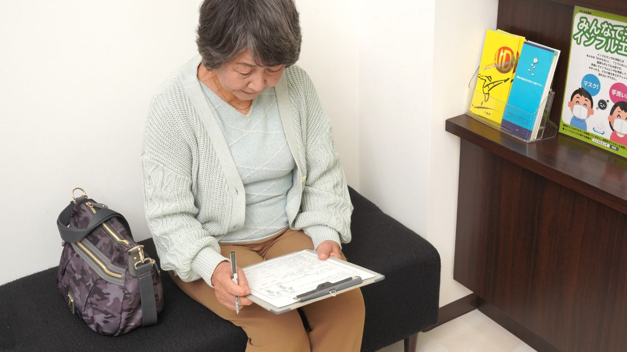 「体調が悪いのにずっと待たされる…」39度の発熱中の30代会社員、毎日病院へ来ておしゃべりに夢中な〈76歳独居女性〉へジッと送る視線