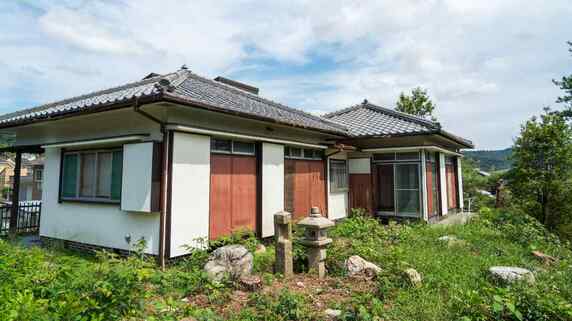 「勝手に相続放棄したのか!?」父の死後、兄妹が“絶縁”したワケ…〈300万円の家〉が残した深い溝