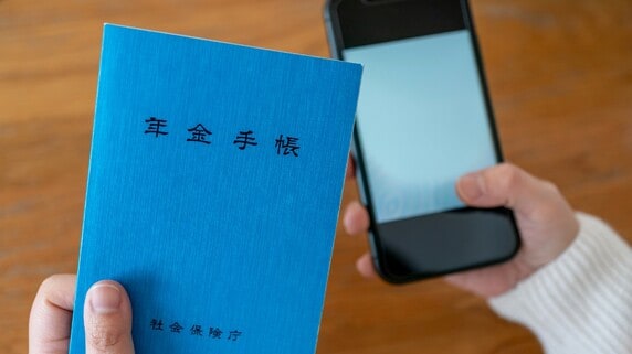 年1回の「ねんきん定期便」を見落とすと〈本来より少ない金額〉になる事態にも…年金の最新情報を確認する方法【FPが「ねんきんネット」の使い方を解説】