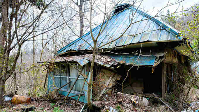 300万円のマイナス…木造アパート、ぼろぼろ空き家の酷い末路