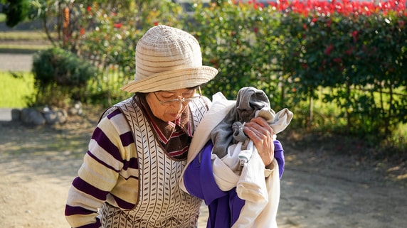 お母さんを頼むよ…〈年金月15万円〉で細々と暮らす実家の両親。80歳父からの「重すぎる一言」に〈40歳1人娘〉が戦慄を覚えた深いワケ