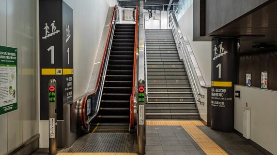 【駅のバリアフリー】段差解消「94%」の陰に潜む視覚障害者ブロック「47%」…全国2,830番線に達した「ホームドア」整備の現在地【2026年最新白書】