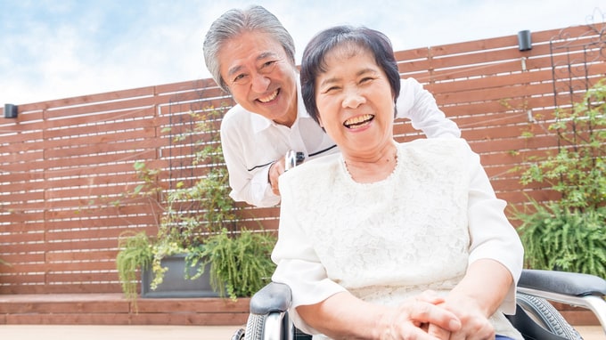 親孝行にも税金がかかるんですか!? …81歳母へ〈高級老人ホーム〉をプレゼントした年収1,200万円の50歳長男、3年後に「大後悔」のワケ【税理士が警告】