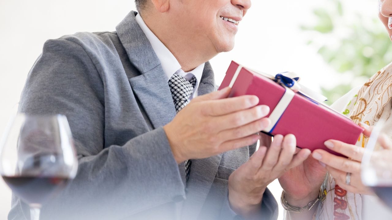 「お前がいなければここまでやってこれなかった」退職金2,100万円・65歳定年夫、専業主婦として支えてくれた妻に感謝。「18万円のハイブランド財布」を買って帰宅も、妻の反応に戦慄したワケ