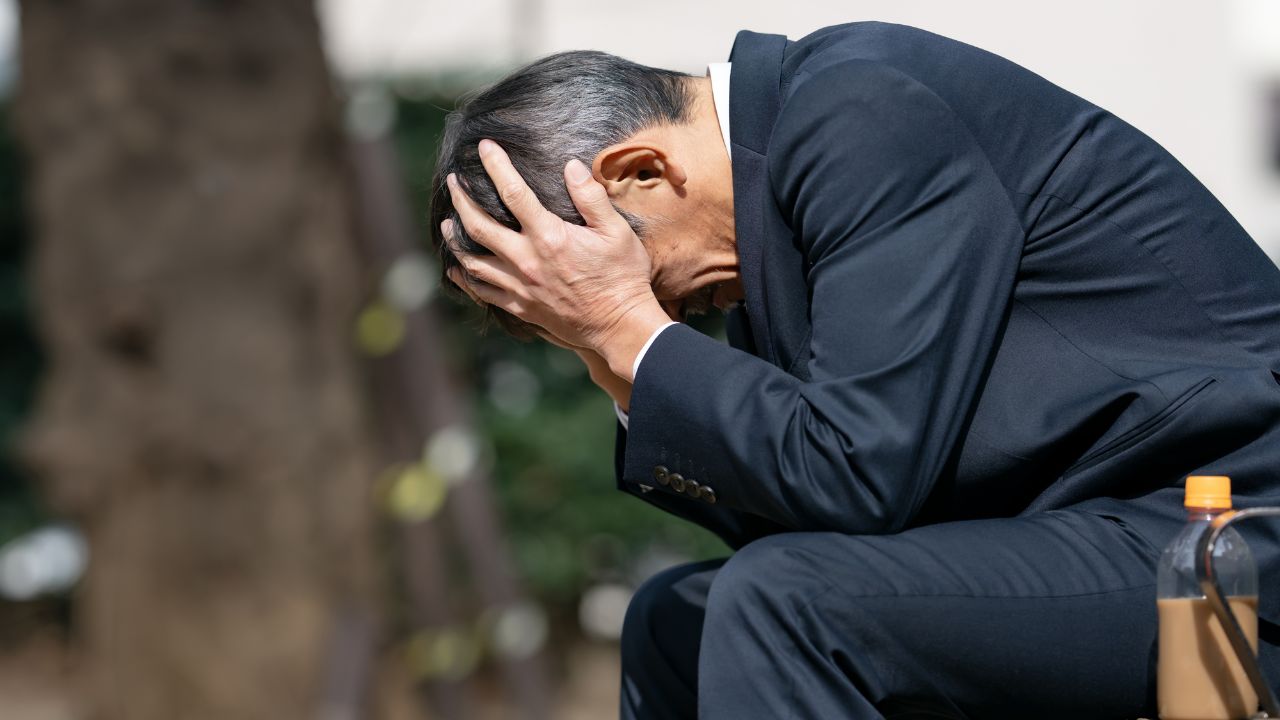 「もう限界です…」〈手取り15万円〉56歳独身男性を襲う「実家の固定資産税」。親亡き後に始まった「売れない不動産」の現実