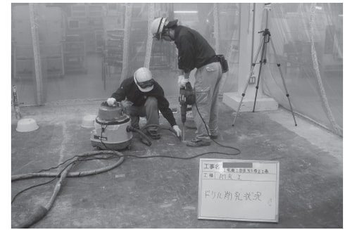 作業エリアをパーティションで囲んで施工