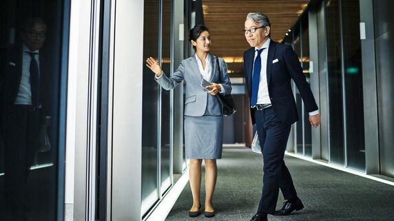 いよいよ俺の天下だ…月収92万円だった「メガバンカー部長」肩で風を切り闊歩も、54歳で出世レースから突然の敗北。「激減給与額」に愕然とする様子をみた18歳娘からの「ショックすぎるひと言」【FPの助言】